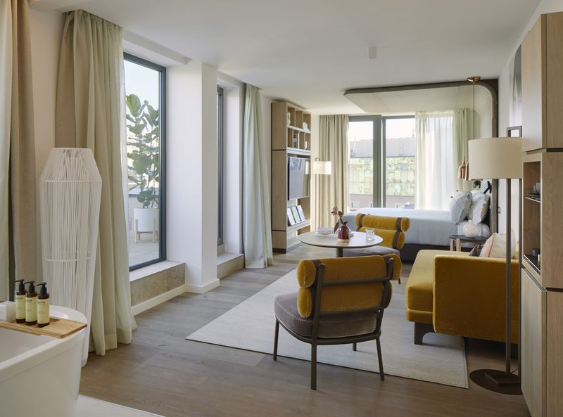 Superior ME City View room with seating area