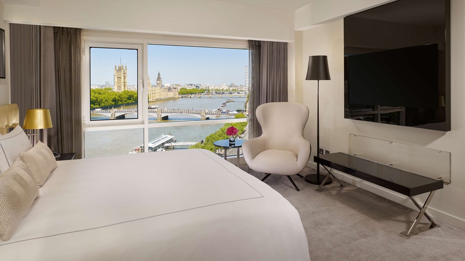 Deluxe room with king bed and sofa bed